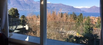 美しい湖の景色の小さな家