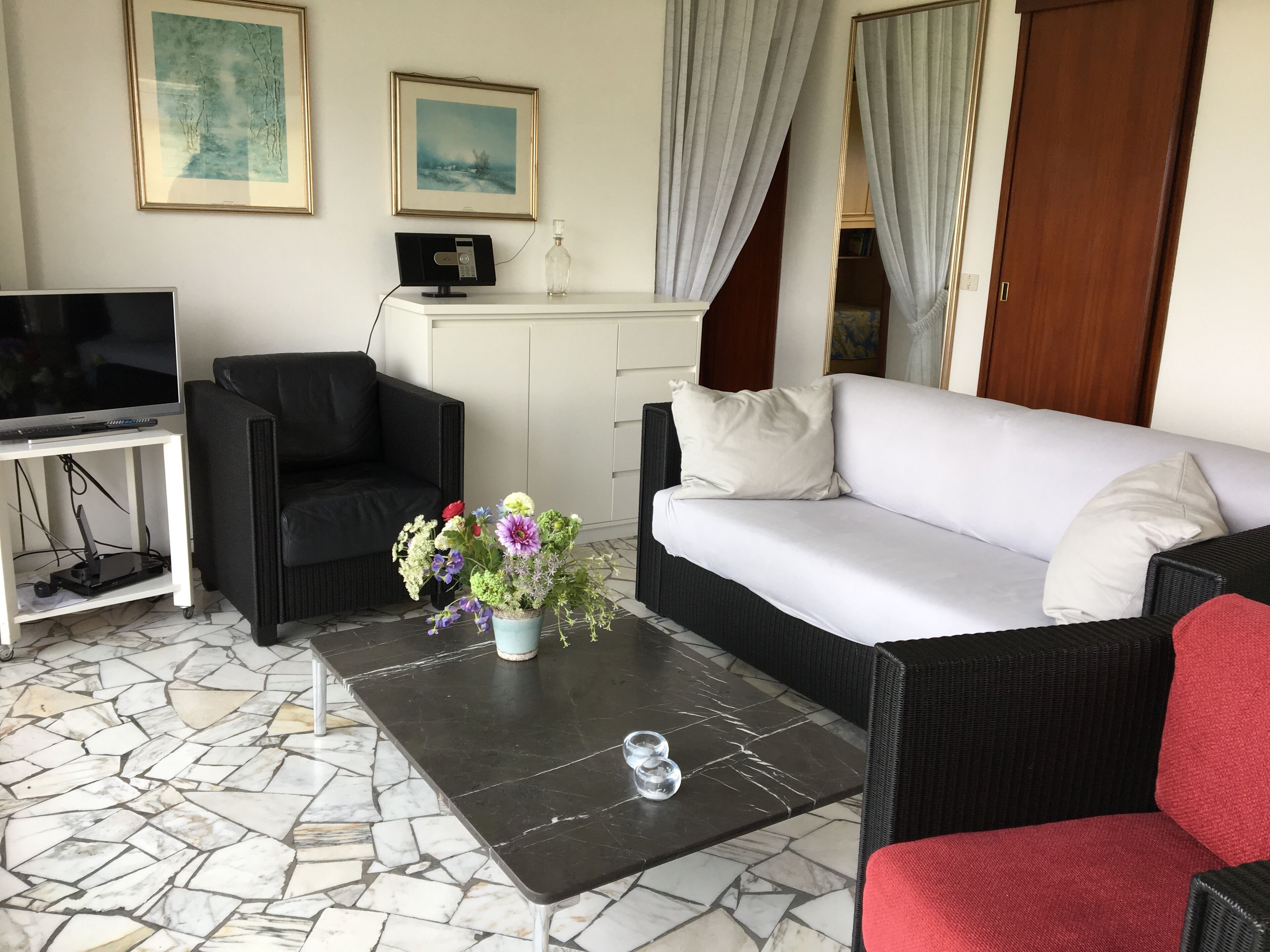 Fernseher, Kamin, DVD-Player, Bücher