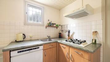 Een koelkast, een microgolfoven, een oven, een kookplaat