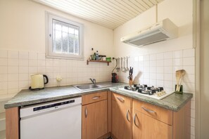 Een koelkast, een microgolfoven, een oven, een kookplaat