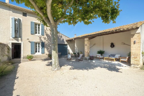 MAS OF VILLAGE IN JONQUERETTES NEAR AVIGNON