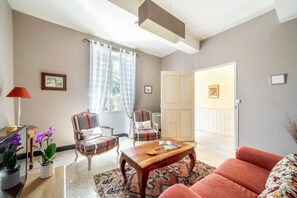 Televisie, een dvd-speler en boeken