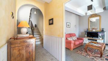 Télévision, lecteur de DVD, livres