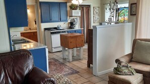 A compact living space with a kitchen, dining area, and a living room. - 'The Captain's Cottage' on Lake Hamilton (Hot Springs)