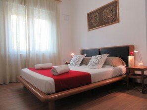 2 bedrooms, desk, soundproofing, free WiFi