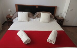 2 Schlafzimmer, Schreibtisch, schallisolierte Zimmer, kostenloses WLAN