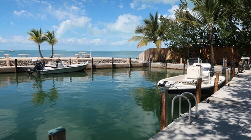 Keys Kottage & Bayside Villa W/ free onsite boat ramp marina & trailer parking.