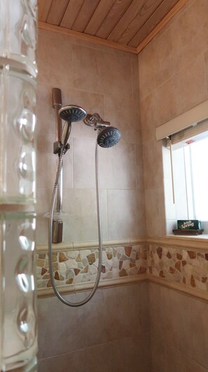 Douche, sèche-cheveux, serviettes fournies, papier toilette