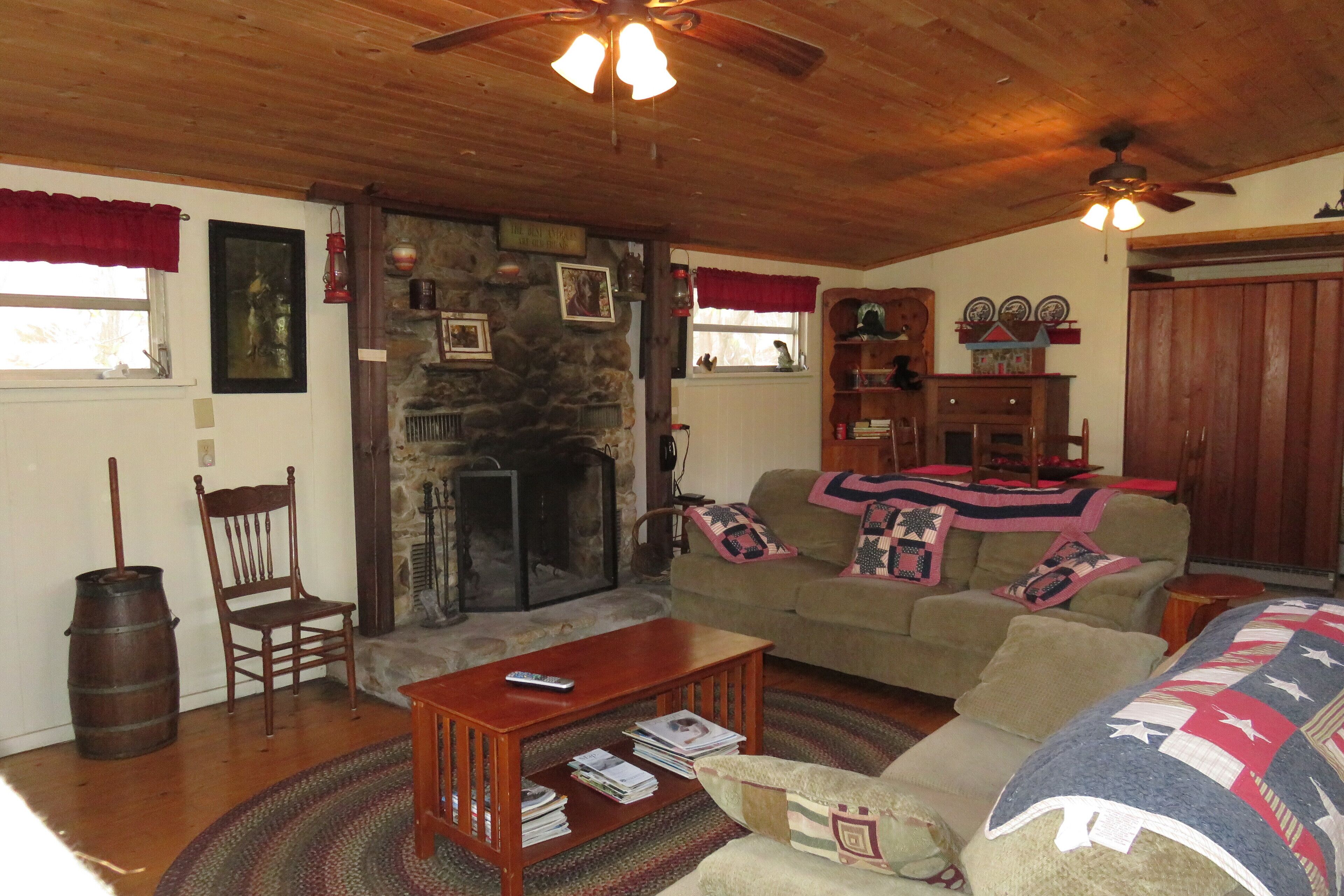 Glenn Acres Black Bear Lodge- Creekside, Rustic, Cozy, Quiet, Secluded, Mountain