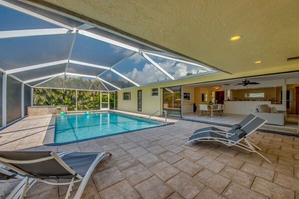 Alberca al aire libre y alberca climatizada