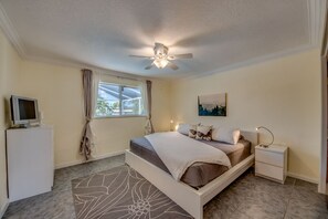 3 habitaciones, tabla de planchar con plancha y cuna de viaje 