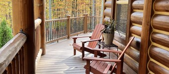 Cozy and Private Log Cabin!