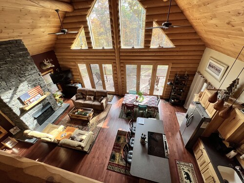 Cozy and Private Log Cabin!