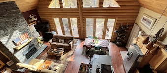 Cozy and Private Log Cabin!