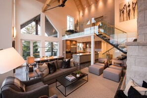 Smart TV, caminetto, libri, impianto stereo