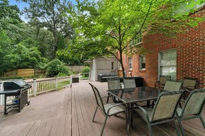 Outdoor dining - Historic Emory home, sleeps 10 (Atlanta)