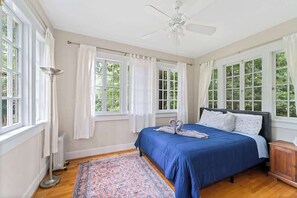 5 bedrooms, iron/ironing board, WiFi, bed sheets