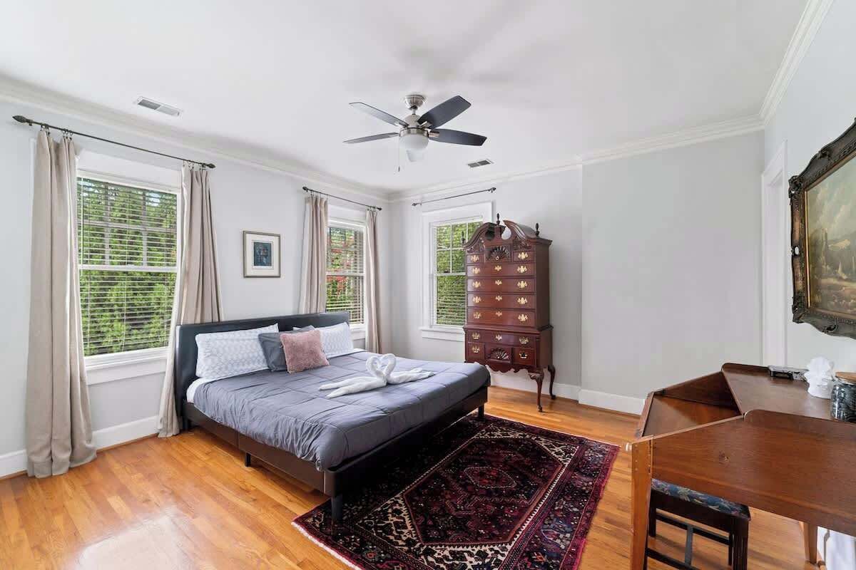 5 bedrooms, iron/ironing board, WiFi, bed sheets
