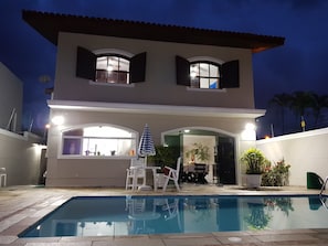 Piscina interna, guarda-sóis