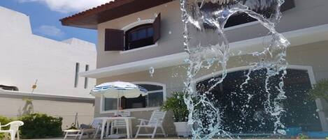 Piscina interna, guarda-sóis