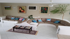 TV, livros, videoteca