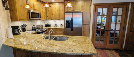 Een koelkast, een microgolfoven, een oven, een kookplaat