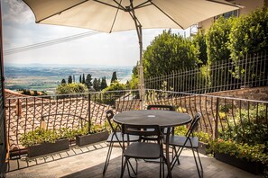 Outdoor dining - La Terrazza sulla Valle, with private terrace overlooking the valley! (Cortona)