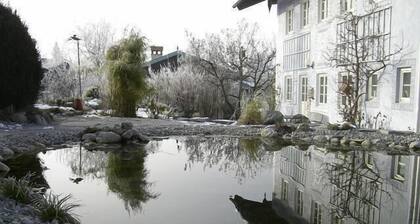 Stilvoll wohnen im kinderfreundlichen 'Künstlerhaus' in idyllischer Lage.