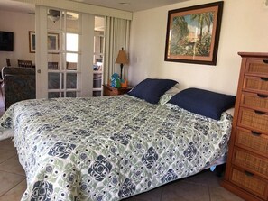 2 dormitorios, tabla de planchar con plancha, cuna de viaje