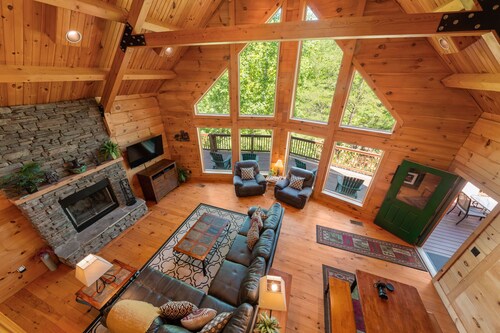 Breath Taking Log Mountain Lodge  inside Rumbling Bald Resort








