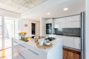 冷蔵庫、電子レンジ、オーブン、コンロ