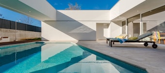 屋外プール付きの設計されたヴィラ