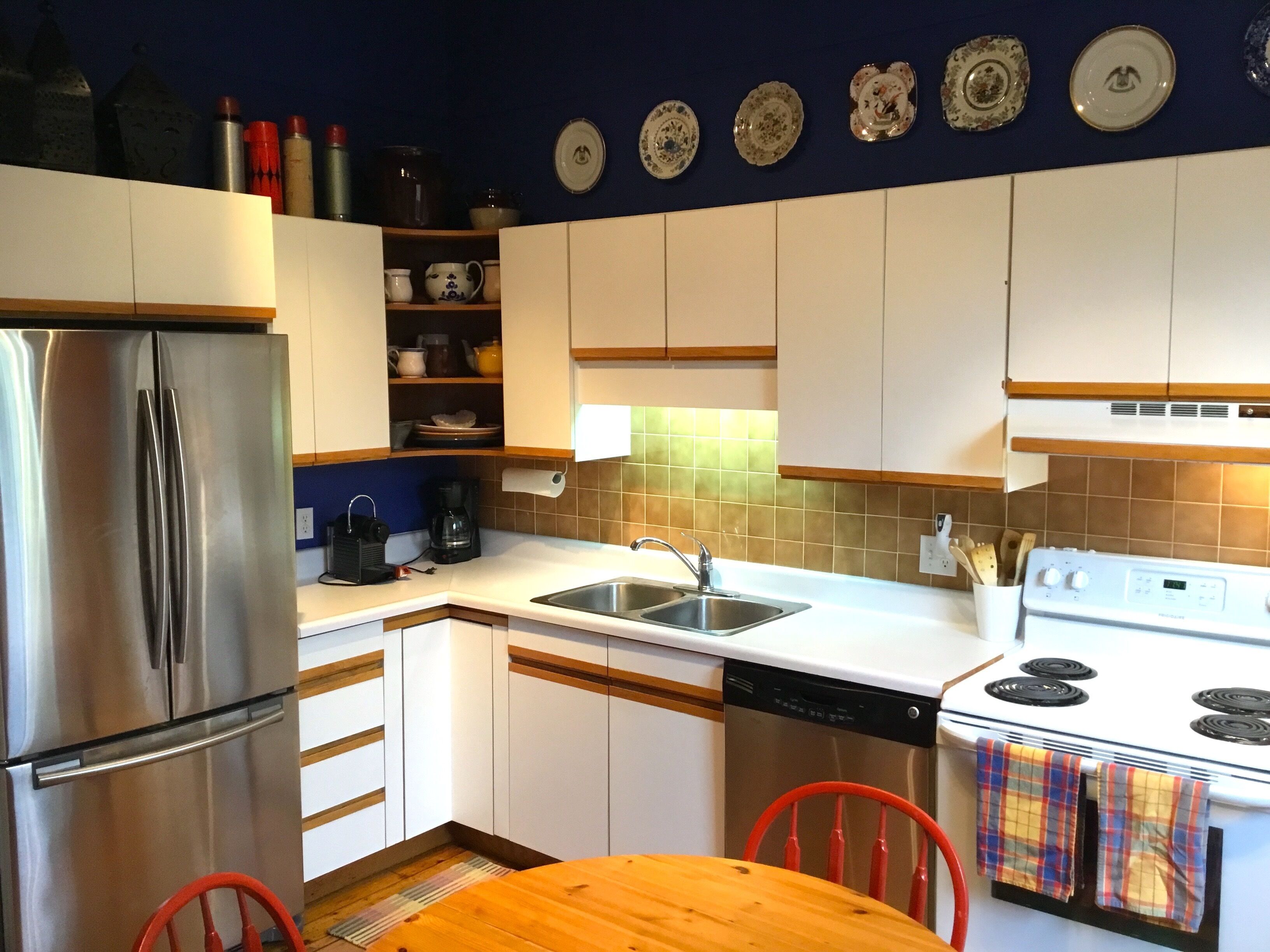 Marrakech Mansion: Pet friendly, 4 bedrooms, 3 bath. One block to Queen Street