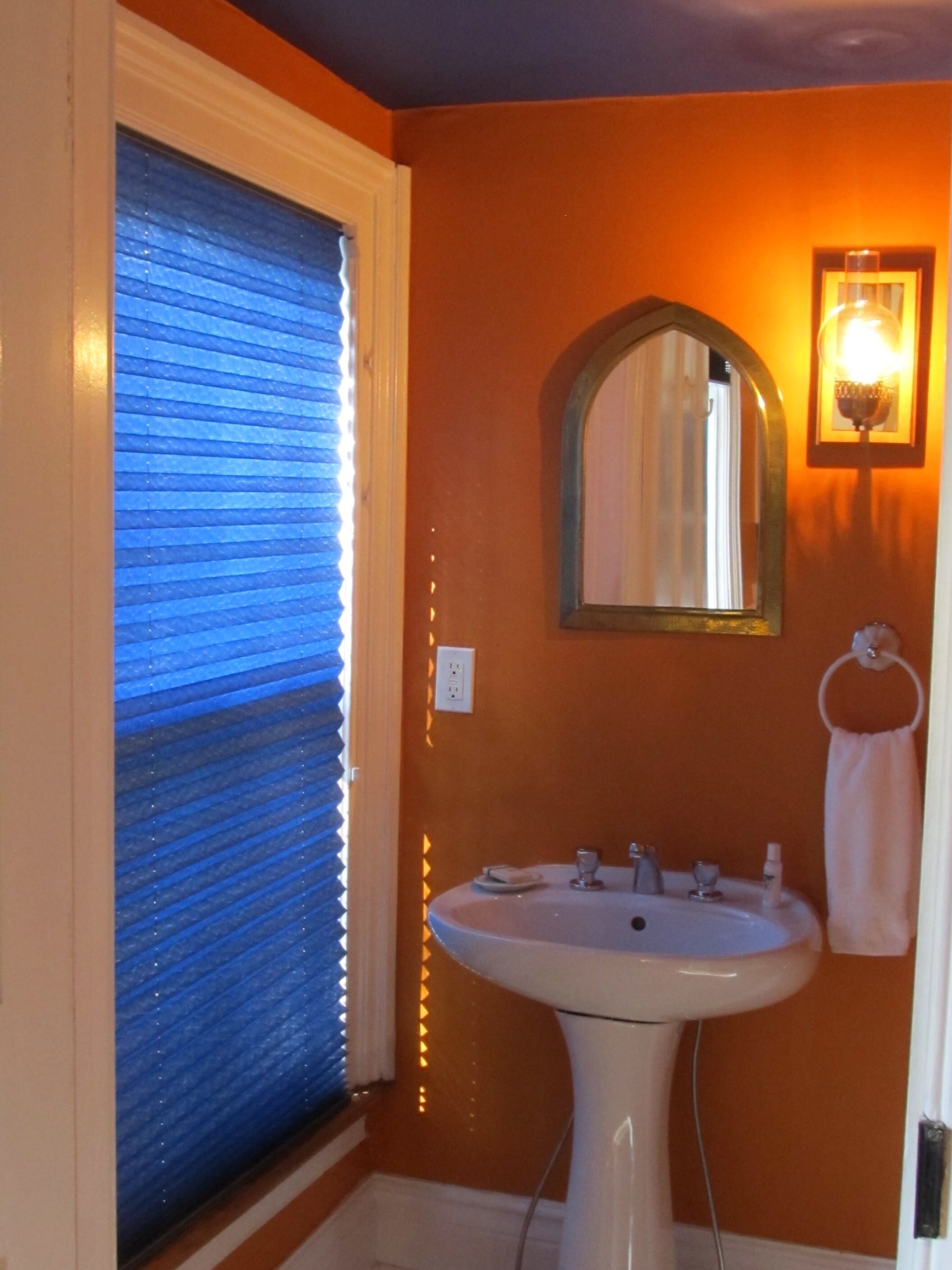 Marrakech Mansion: Pet friendly, 4 bedrooms, 3 bath. One block to Queen Street