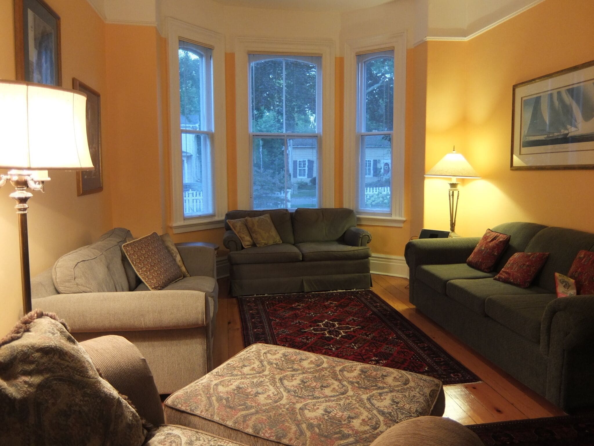 Marrakech Mansion: Pet friendly, 4 bedrooms, 3 bath. One block to Queen Street