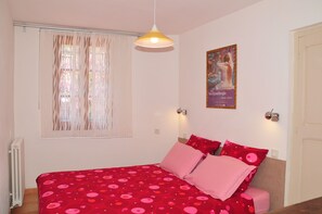 2 bedrooms, iron/ironing board, travel cot, free WiFi - flat in house of character, 3 ears of corn,Lodgings of France, South of France, near Salagou lake (800 ha), between Larzac and Méditerranean sea (Octon)