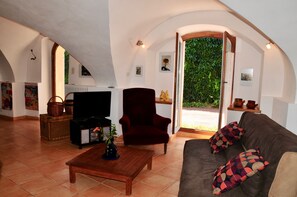 TV, DVD player, table tennis, books