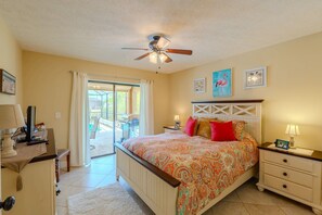 3 bedrooms, WiFi, bed sheets - Villa Ellie Mona - Elec-heated pool home on Gulf-access canal w/bikes & kayaks - SWFL Rentals (Cape Coral)