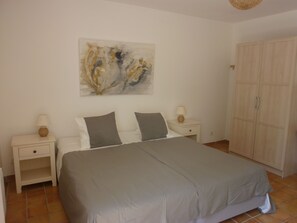 6 soverom, strykejern/-brett, reiseseng for barn og wi-fi (inkludert)