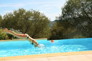 Piscine avec traitement à électrolyse au sel, eau douce vs chlore.