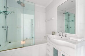 Douche, sĂšche-cheveux, serviettes fournies, shampoing