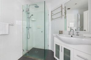 Dusche, Haartrockner, Handtücher, Shampoo