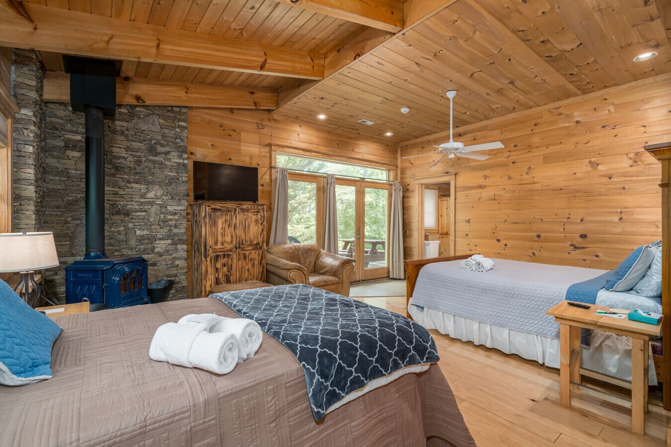 2 chambres, fer et planche à repasser, lit de bébé portatif