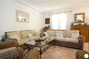 Een televisie, een open haard, een dvd-speler en boeken