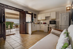 Réfrigérateur, un four, surface de cuisson, lave-vaisselle