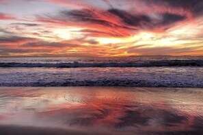 Beach nearby, sun-loungers, beach towels