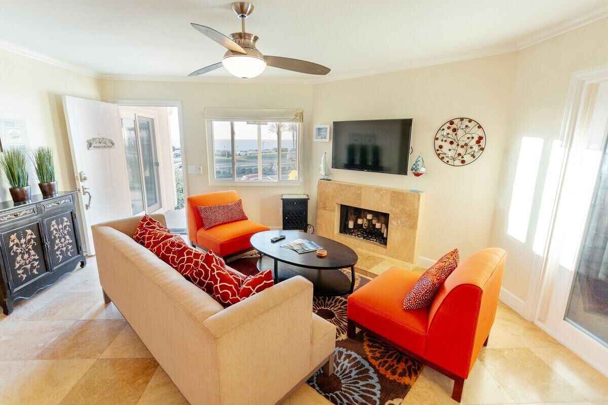 Blue Tide Cottage: Ocean Views, Steps to the Beach, Dining, Shopping + More!