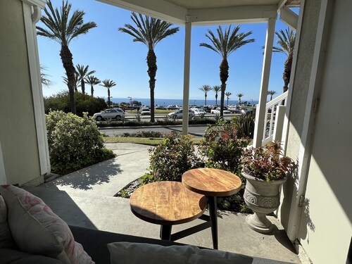 Blue Tide Cottage: Ocean Views, Steps to the Beach, Dining, Shopping + More!