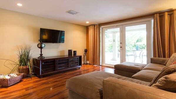 Smart TV, DVD player, books, video library - Waterfront Property with a resort style backyard and Heated Pool in Miami (Miami)