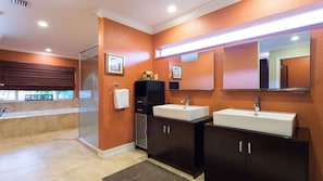 Combinació de dutxa i banyera, assecador de cabells, bidet i tovalloles